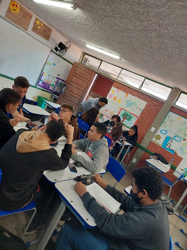 Alunos e professor se reúnem para discutir perspectivas em torno do Projeto de Vida. Foto: Arquivo Escolar. 